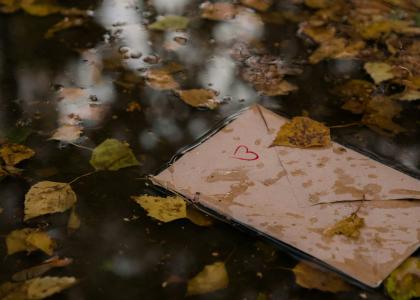 Carta com coracao flutuando