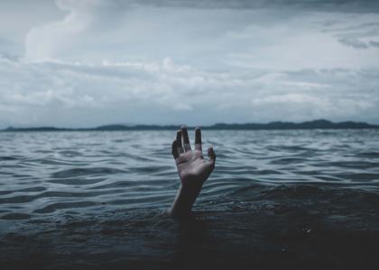 Pessoa que se afoga no mar em ambiente tempestuoso