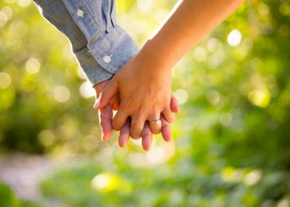 Homem e mulher de mãos dadas