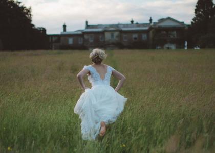 Noiva correndo no campo